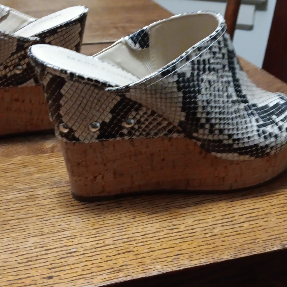 Size 8.5 MARC FISHER FAUX SNAKE SKIN CORKSCREW WEDGES - Picture 8 of 8